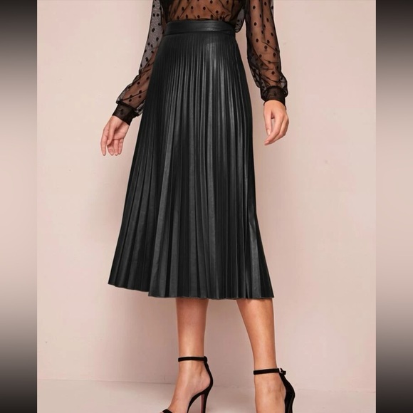 Black  pleated vegan leather midi skirt - Picture 3 of 8